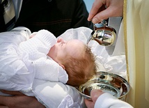 Prosząc o chrzest dla dziecka, rodzice przekazują mu to, co mają najlepszego – wiarę. Powierzają je Bogu, szczepią przeciwko śmierci, dają oręż w walce z pokusami