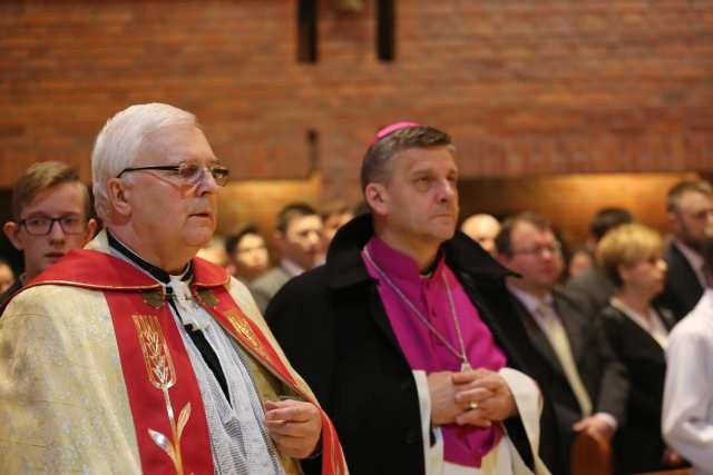 Na czele witającej Miłosiernego wspólnoty Jezusa Chrystusa Odkupiciela stanęli bp Roman Pindel i proboszcz ks. prał. Andrzej Raszka