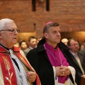 Na czele witającej Miłosiernego wspólnoty Jezusa Chrystusa Odkupiciela stanęli bp Roman Pindel i proboszcz ks. prał. Andrzej Raszka