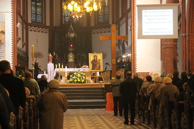 Symbole ŚDM w świetlicy "Tobiaszki" i kościele św. Antoniego