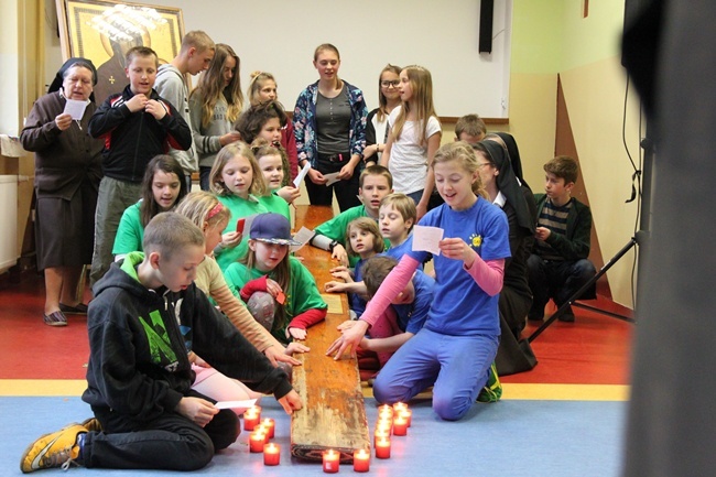 Symbole ŚDM w świetlicy "Tobiaszki" i kościele św. Antoniego