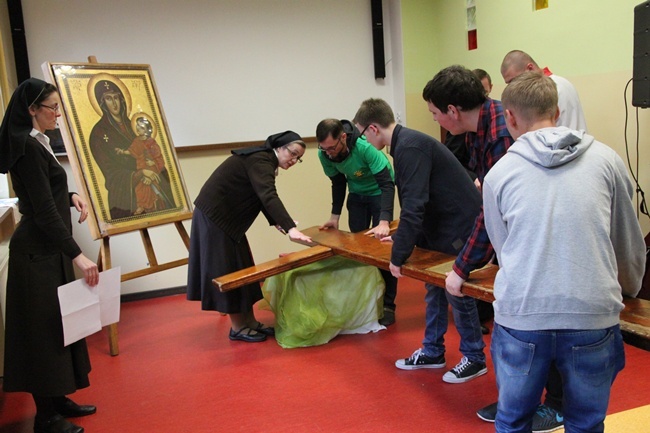 Symbole ŚDM w świetlicy "Tobiaszki" i kościele św. Antoniego