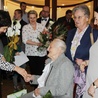 Za 103. urodziny pani Aniela Kwarciak najpierw podziękowała Bogu, a potem świętowała w otoczeniu bliskich
