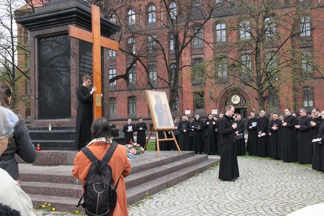 Symbole ŚDM przy kolumnie Chrystusa Króla