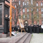 Symbole ŚDM przy kolumnie Chrystusa Króla