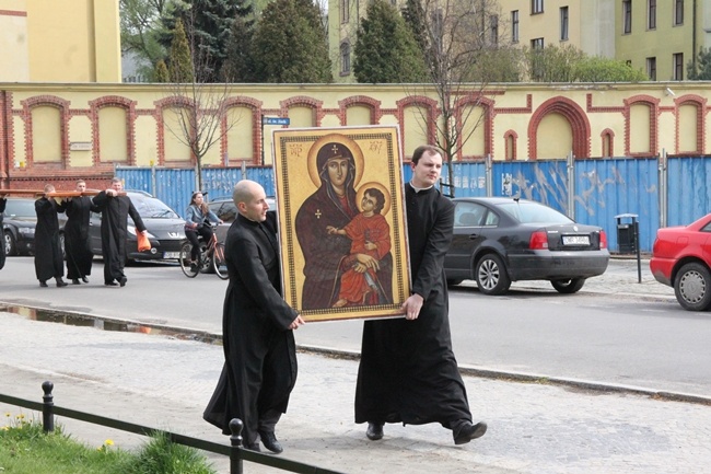 Symbole ŚDM przy kolumnie Chrystusa Króla