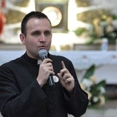 ks. Jakub Bartczak w Męcinie