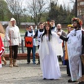 Mieszko i Dobrawa u stóp kard. Kominka