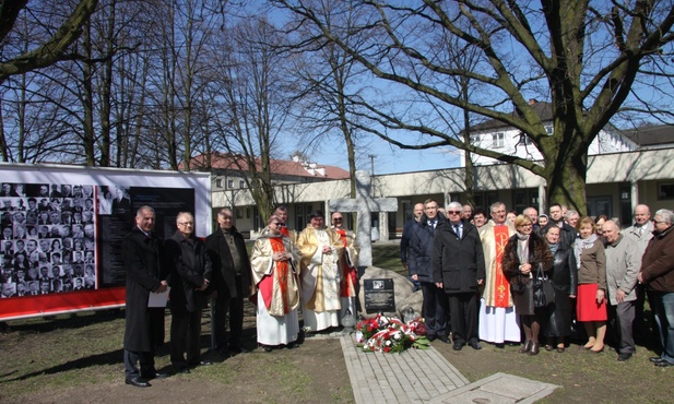 Uczestnicy uroczystości przy pomniku ofiar katastrofy smoleńskiej