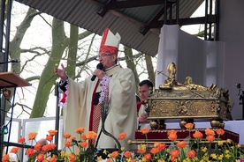  Relikwiarz został procesyjnie wniesiony na szczyt, gdzie odbyła się Msza św.