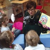  Agnieszka Błażewicz w czasie krótkiego wprowadzenia bibliotecznego dla dzieci