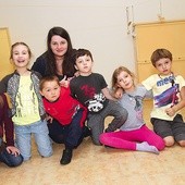  Dzieci ze szkoły podstawowej chętnie biorą udział w zajęciach kółka teatralnego