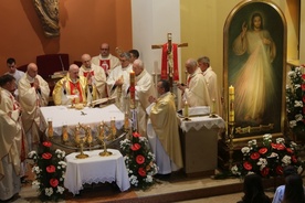 Msza Święta na powitanie peregrynujących znaków Bozego Miłosierdzia w kościele w Bierach