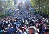 Parada motocykli w Alei NMP w Częstochowie