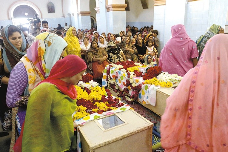 Pogrzeb ofiar zamachu w Lahore (Pakistan), 30 marca 2016 r.