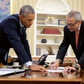 John Podesta (z prawej), który kiedyś był szefem sztabu wyborczego Billa Clintona,  a teraz jest doradcą Baracka Obamy (z lewej), jest podejrzewany o związki z największym rosyjskim bankiem, reprezentującym nieoficjalnie interesy Kremla