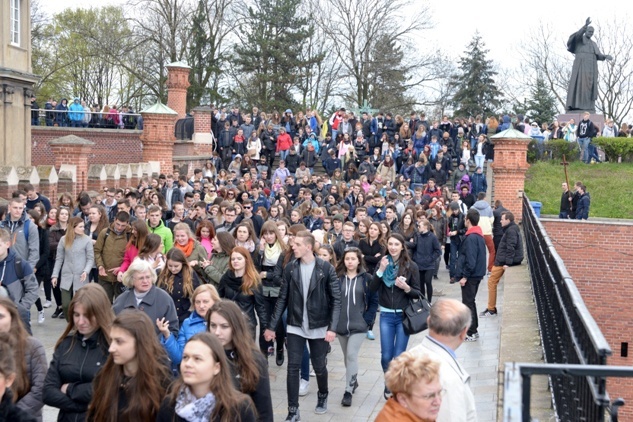 Maturzyści na Jasnej Górze - Droga Krzyżowa