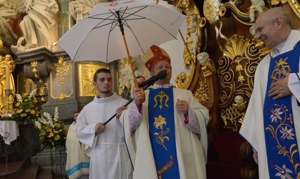 Młodzi podziękowali ordynariuszowi, że był z nimi i wręczyli mu ŚDM-owy parasol, życząc, by każdego dnia czuł nad sobą parasol opatrzności Bożej