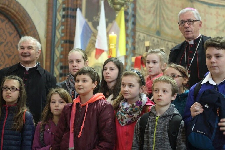 Jak papież klęknąć przed chrzcielnicą