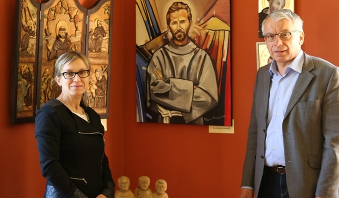 Joanna Paciecha i i dyrektor ZSAiO Czesław Malinka zapraszają na wystawę o bł. Michale Tomaszku i bł. Zbigniewie Strzałkowskim