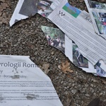 Zniszczony pomnik zagłady Romów