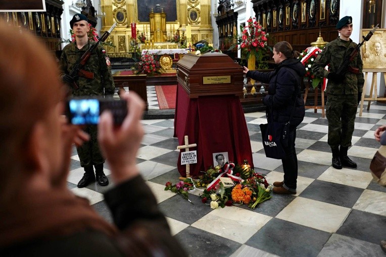 W bazylice Świętego Krzyża trumna bohatera pozostanie do godz. 19