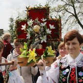 Podczas drogi wierni niosą na ramionach relikwie swojej sąsiadki i matki