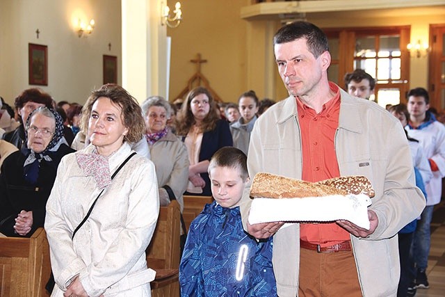 	Podczas procesji z darami do ołtarza zostały przyniesione chleb, zielony iglak – symbol niedziel ewangelizacyjnych, piłka, stuła i świeca. 