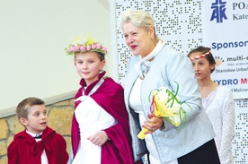 	Danuta Urbańczyk  dostała od dzieci z Zakrzówka bukiet  ręcznie wykonanych papierowych kwiatów. 
