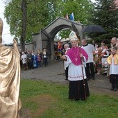 Poświęcenie figury św. Jana Pawła II przed kościołem św. Mikołaja w Siedliskach Bobowskich