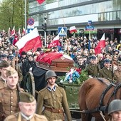 Po Mszy św. kondukt przeszedł na Powązki Wojskowe, gdzie w rodzinnym grobowcu złożono ciało bohatera.