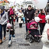 	W obronie życia w stolicy maszerowało wiele osób, w tym rodziny z dziećmi.