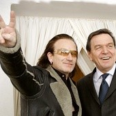 Lider U2, Bono,  z kanclerzem Niemiec Gerhardem Schroederem. Ten alians sceny muzycznej i politycznej od lat budzi niesmak również wśród fanów irlandzkiego zespołu.