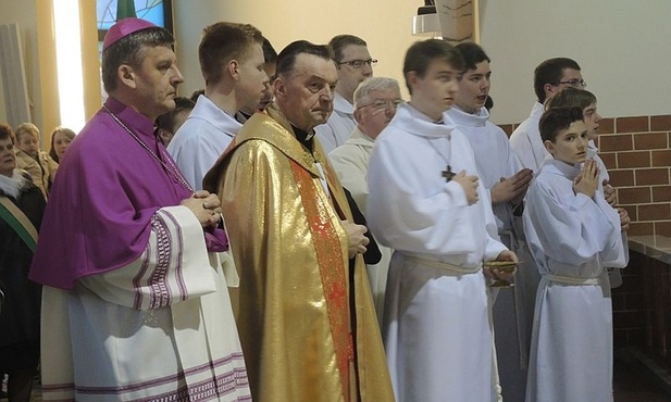 Bp Roman Pindel (obok proboszcz ks. Józef Jasek) przewodniczył powitaniu Znaków Miłosirdzia na Leszczynach