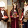 Uczniowie przebrani w stroje biskupa Jordana, Dobrawy i Mieszka I rozdawali fragmenty "Dzienniczka" św. Faustyny