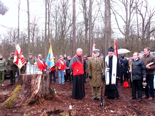Modlitwa na miejscu odkrytych grobów z udziałem ks. prał. Władysława Nowobilskiego