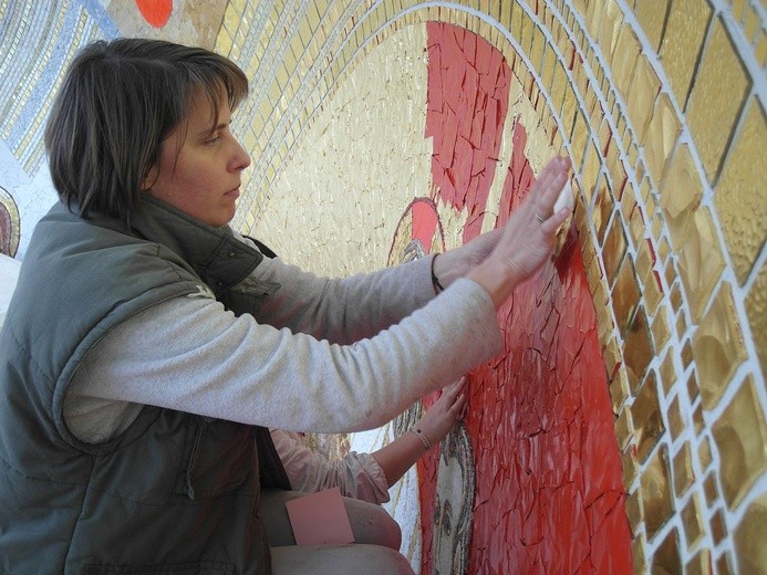 Układanie mozaiki Marko Rupnika w Tarnowskich Górach