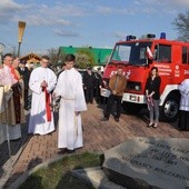 Bp Jeż błogosławi pamiątkowy kamień ufundowany z okazji jubileuszu wsi i 1050. rocznicy chrztu Polski. W tle nowy wóz strażacki miejscowej OSP