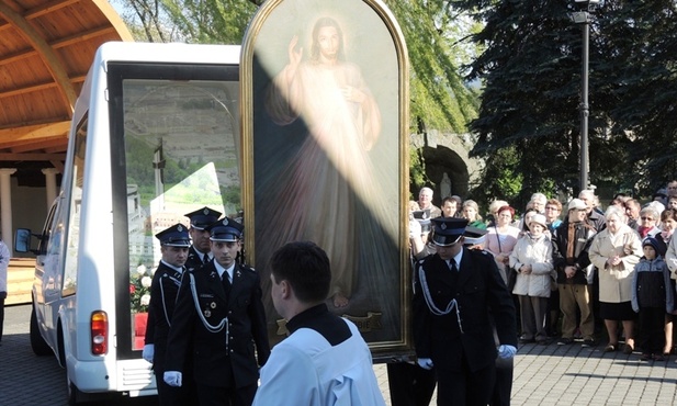 Mieszkańcy Hałcnowa powitali Znaki Miłosierdzia przy nowym ołtarzu polowym sanktuarium