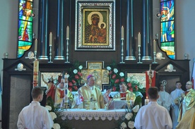 Msza św. w borzęcińskim kościele. W tle nowa nastawa ołtarzowa
