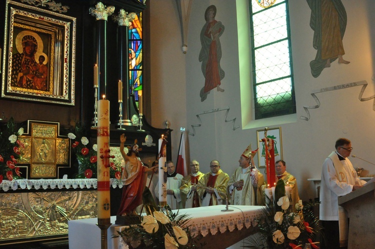 Parafia w Borzęcinie Dolnym ma 80 lat 