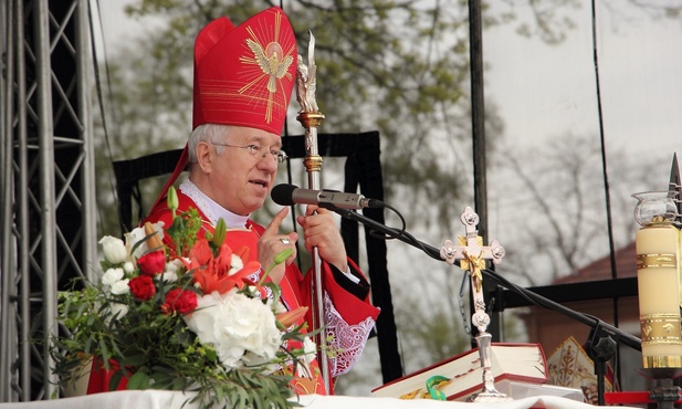 Ordynariusz łowicki bp Andrzej F. Dziuba głosi homilię