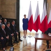 Podpisanie umowy w sprawie powołania PGG. Z lewej premier Beata Szydło z wojewodą śląskim Jarosławem Wieczorkiem i ministrem energii Krzysztofem Tchórzewskim.