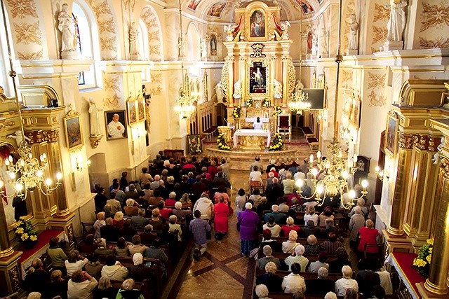 	U stóp Hałcnowskiej Piety modlą się liczni pielgrzymi.