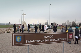 Włoscy żandarmi uznali Campus Misericordiae za najodpowiedniejsze miejsce na Mszę Posłania.