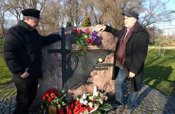 Rondo ks. Romana Kotlarza w Radomiu. Przy kamieniu upamiętniającym kapłana męczennika stoją od lewej ks. Janusz Smerda, asystent kościelny projektu filmu, i Wojciech Pestka, autor scenariusza