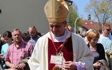 Bp Roman Pindel pobłogosławił pielgrzymów wyruszających z Hałcnowa do Łagiewnik