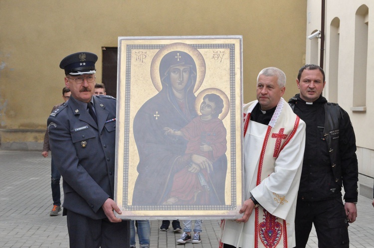 Znaki ŚDM w wiśnickim więzieniu