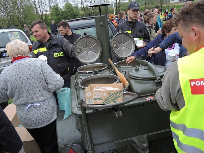 Postój i... tańce na boisku pod Wysoką