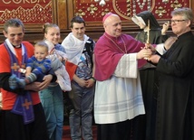 Przedstawiciele parafii w Lipniku odebrali z rąk biskupa Piotr Gregera relikwie św. Faustyny